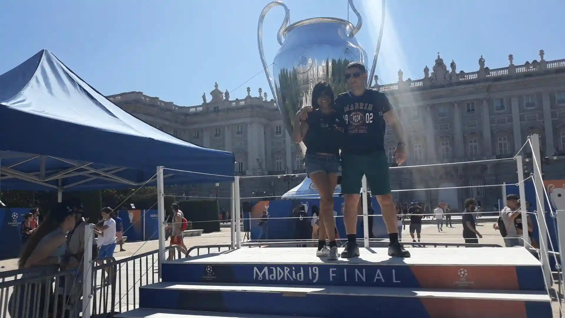 Viviane Vieira e Gustavo na final da Chapions League em Madri.