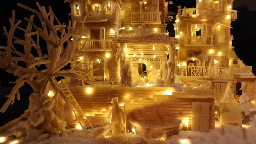 Um exemplar de Presépio feito de macarrão, da exposição 100 Presépios do Vaticano.