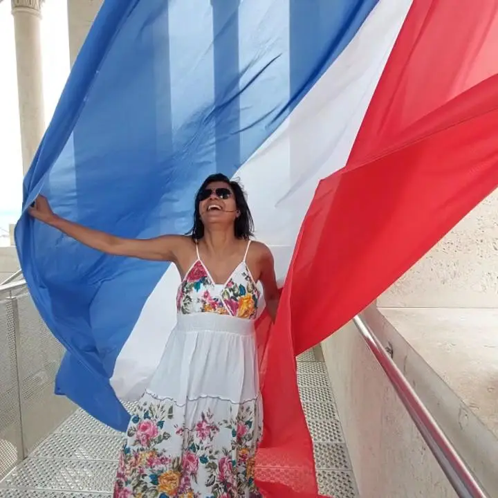 split_bandeira_croacia Imagem de uma mulher envolta a bandeira da Croácia