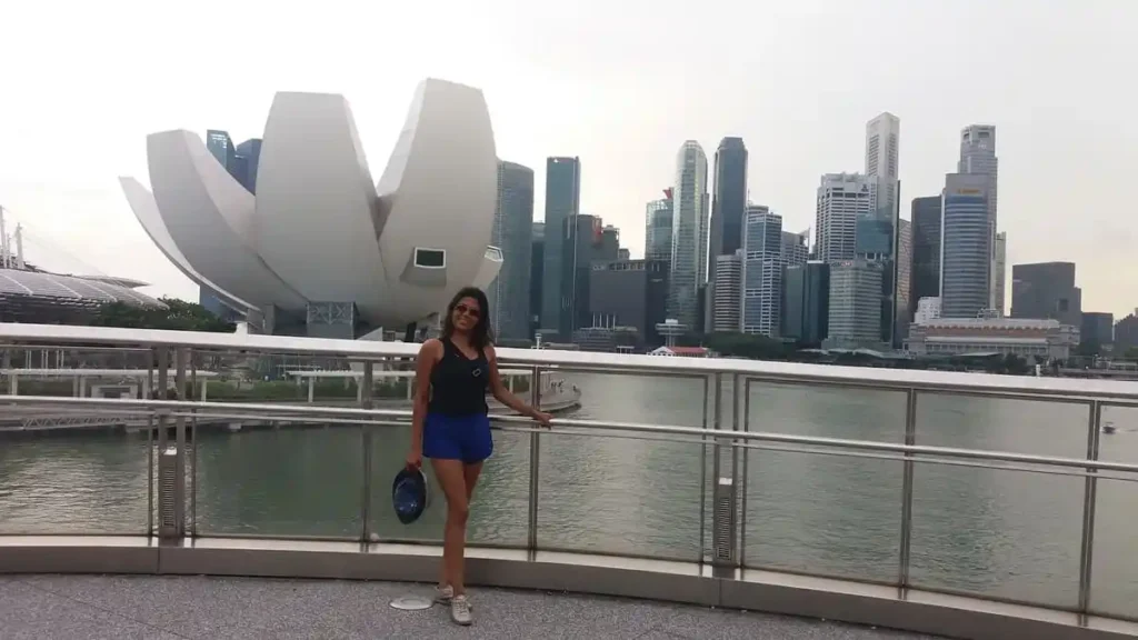 Viviane Vieira posando para a foto com a imagem da cidade de Singapura ao fundo