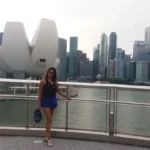 Viviane Vieira posando para a foto com a imagem da cidade de Singapura ao fundo