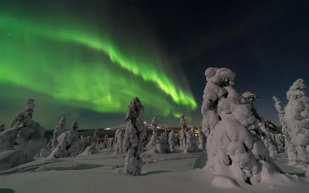 No céu imagens das luzes verdes da Aurora Boreal